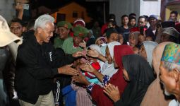 Ganjar Disambut Ribuan Warga Saat Menginap di Rumah Penerima Bantuan RTLH - JPNN.com