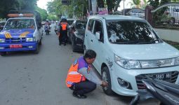 Puluhan Kendaraan yang Parkir Liar di Samping RSMH Palembang Digembosi Petugas Dishub - JPNN.com