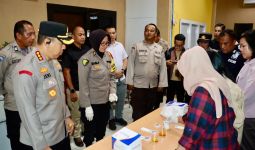 Polisi yang Jaga Kantor dan Gudang Logistik KPU Pekanbaru Jalani Tes Urine, Ini Hasilnya - JPNN.com