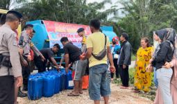 Kombes Dwi Kerahkan Pasukan Brigade Salurkan Air Bersih untuk Korban Banjir di Pekanbaru - JPNN.com