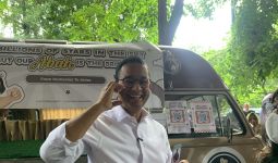 Anies Berkaca-kaca hingga Semringah Dapat Foodtruck dari Pendukung - JPNN.com