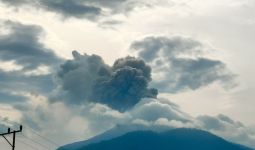 Gunung Lewotobi Laki-laki di NTT kembali Melontarkan Abu Vulkanik - JPNN.com