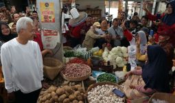 Ganjar Blusukan di Pasar Sayur, Pedagang Dapat Solusi soal Kondisi Sepi - JPNN.com