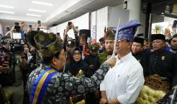 Anies Baswedan Disambut Upacara Adat Melayu Riau di Batam - JPNN.com