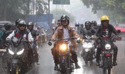 Dikawal Kaka Slank dan Ribuan Bikers, Ganjar Menerabas Hujan Menuju Hajatan Rakyat Bandung - JPNN.com