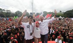 Hajatan Rakyat Bandung: Ganjar, Atikoh dan Alam Menyanyikan Rumah Kita di Bawah Guyuran Hujan - JPNN.com