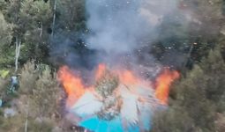 Rumah Dinas Anggota DPRD Intan Jaya Dibakar KKB, Warga Kena Teror - JPNN.com