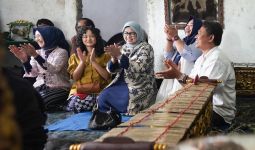 Lihat Pembuatan Gong, Fery Farhati Kagum dengan Kekayaan Budaya Indonesia - JPNN.com