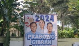 Baliho Bergambar Prabowo-Gibran dan Jokowi Muncul di Jakarta, Ada Karikatur Gestur Dua Jari - JPNN.com