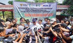 Menko Airlangga Pastikan Langsung Bantuan Pangan & KUR Kepada Masyarakat di Indramayu - JPNN.com