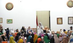 Fery Farhati & Mutiara Baswedan Hadiri Majelis Taklim Abuya Abu Bakar di Ternate - JPNN.com