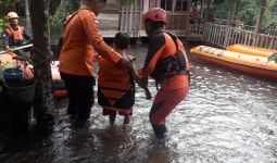 Bantu Evakuasi Warga Terdampak Banjir di Sekayu, Basarnas Palembang Menerjunkan Tim Rescue - JPNN.com