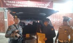 Dikawal Ketat Polisi, Kekurangan Surat Suara Pemilu 2024 Tiba di Gudang KPU Kuansing - JPNN.com