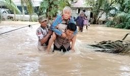 Anggota Polri Mengevakuasi 3 Lansia Terjebak Banjir di Rokan Hulu - JPNN.com