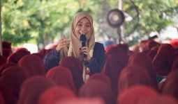 Datang ke Cirebon, Atikoh Disambut Ribuan Santriwati, Lalu Menyanyikan Ya Lal Wathon - JPNN.com
