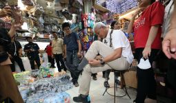 Mampir ke Pasar Kapuas Indah Pontianak, Ganjar Beli Sepatu Seharga Rp 65 Ribu - JPNN.com