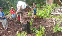 Momen Polri Bantu Masyarakat Perbaiki Tanggul Rusak di Kepulauan Meranti - JPNN.com