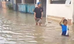 Diguyur Hujan, Kali Cipinang Meluap, Puluhan Rumah di Kelurahan Makasar Banjir - JPNN.com