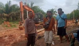 Anak Buah AKBP Bimo Perbaiki Jalur Distribusi Logistik Pemilu ke Dua Desa di Bengkalis - JPNN.com