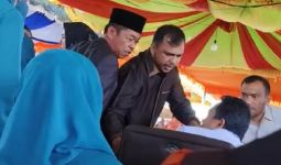 Aksi Bupati Rohil dan Wakilnya Nyaris Adu Jotos Jadi Tontonan Warga, Alamak! - JPNN.com
