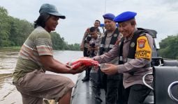 Kombes Wahyu Beri Bantuan dan Ajak Warga Pesisir Sungai Siak Jaga Kamtibmas Jelang Pemilu - JPNN.com