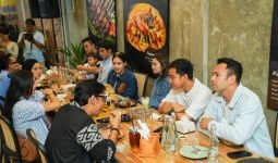 Buka Cabang Baru, Sate Celup Milik Baim Wong Kedatangan Gibran - JPNN.com