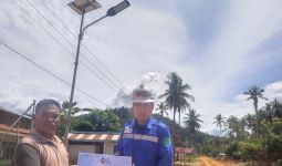 Riota Jaya Lestari Beri Bantuan 10 Lampu PJU Tenaga Surya di Dusun Lanipa-Nipa Lasusua - JPNN.com