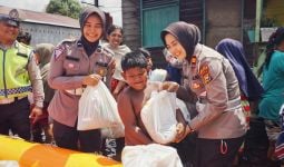 Lihat, Aksi Iptu Rara Menerobos Banjir Bawa Bantuan Jadi Pelipur Lara Bagi Warga Rohil - JPNN.com