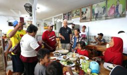 Mampir di Warung Sego Tempong Banyuwangi, Ganjar Mentraktir Pengunjung Makan Siang - JPNN.com