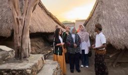 Fery Farhati dan Mutiara Baswedan Kunjungi Desa Adat Sade di Lombok - JPNN.com