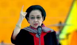 Orasi Hajatan Rakyat di Banyuwangi, Megawati Singgung Pengguna Fasilitas Negara untuk Pilpres - JPNN.com
