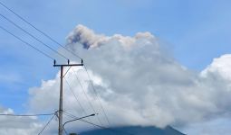 Gunung Ibu di Maluku Utara Meletus, Melontarkan Abu Vulkanik Setinggi 1 Kilometer - JPNN.com