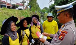 Ditlantas Polda Riau Sampaikan Pesan Pemilu Damai Sambil Gotong Royong dengan Masyarakat - JPNN.com