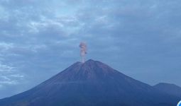 Petugas Pos Pengamatan: Gunung Semeru Erupsi Hari Ini - JPNN.com