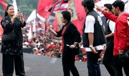 Berdangdut di Hajatan Rakyat Semarang, Megawati Singgung Sosok Presiden Tukang Janji - JPNN.com