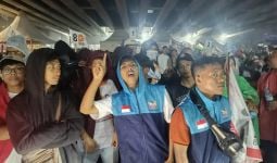 Kumpul Akbar AMIN di JIS, Sejumlah Pemuda Suarakan Perubahan di Tengah Guyuran Hujan - JPNN.com