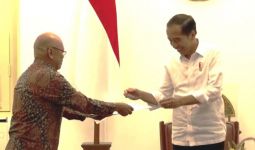 Jokowi dan Beberapa Pejabat Mencoblos di TPS 10 Gambir - JPNN.com