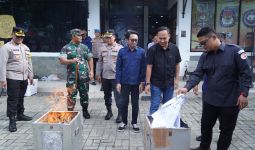 Ratusan Lembar Surat Suara Rusak Dimusnahkan di Jakarta Utara, TNI-Polri Memantau, Lihat - JPNN.com