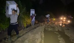 Polisi di Riau Pikul Kotak Suara dan Tempuh Jalan Berlumpur Demi Kelancaran Pemilu - JPNN.com
