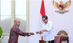 2 Hari Sebelum Pencoblosan, Jokowi Menaikkan Tunjangan Pegawai Bawaslu - JPNN.com