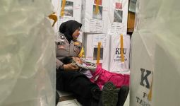 Demi Kelancaran Pemilu di Riau, Polwan Jaga Kotak Suara Sambil Mengasuh Anak - JPNN.com