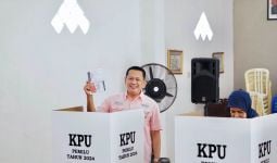 Ketua MPR Bamsoet Berkemeja Pink Saat Mencoblos di TPS 12 Purbalingga, Begini Harapannya - JPNN.com
