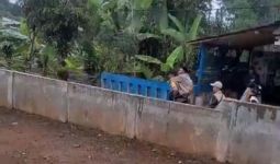 Polisi di Sukabumi Gendong Lansia Sejauh 500 Meter Untuk Mencoblos Pemilu - JPNN.com