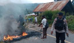 Salah Paham Pemindahan Kotak Suara, Warga Blokir Jalan Trans Papua - JPNN.com