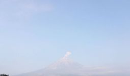 Gunung Semeru Erupsi dengan Menyemburkan Abu Vulkanik Setinggi 1 Km di Atas Puncak - JPNN.com