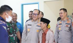 Semringah Warga saat Terima Kunci Setelah Rumahnya Direnovasi TNI-Polri - JPNN.com