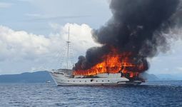 Kapal The Oceanik Terbakar di Perairan Raja Ampat, Begini Kondisi 23 Wisatawan - JPNN.com