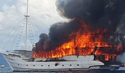 Polisi Periksa 8 ABK Terkait Terbakarnya The Oceanik di Raja Ampat - JPNN.com