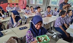 Federasi Serikat Guru Indonesia Tolak Penggunaan Dana BOS untuk Makan Siang Gratis - JPNN.com