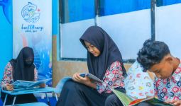 PIS Salurkan Bantuan Literasi Kelautan ke Sekolah Luar Biasa - JPNN.com